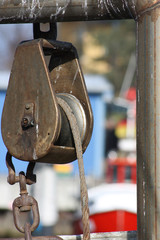 Flaschenzug mit Seilwinde