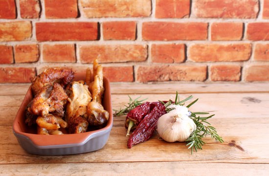 pollo cotto in tegame di terracotta