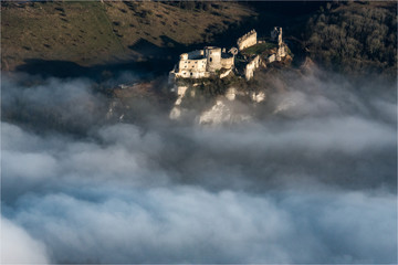 Fototapeta na wymiar Vue aérienne de falaises dans la brume près des Andelys dans l'Eure en France