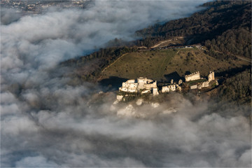 Vue aérienne de falaises dans la brume près des Andelys dans l'Eure en France