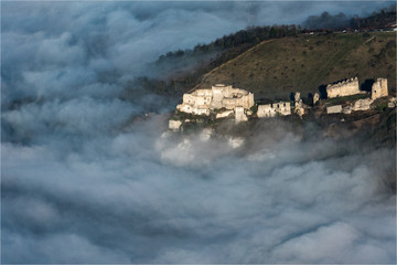 Vue aérienne de falaises dans la brume près des Andelys dans l'Eure en France