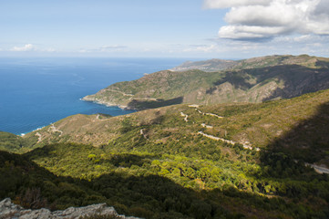 Corsica, 03/09/2017: vista panoramica del Capo Corso, la penisola settentrionale dell'isola famosa per il suo paesaggio selvaggio, con le montagne, il Mar Mediterraneo e la macchia mediterranea
