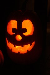Halloween-Kürbis im Dunkeln