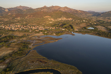 Vista aerea all'alba dello stagno di San Teodoro in Sardegna.