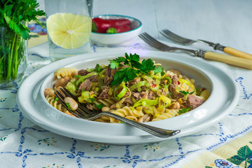 Pasta with tuna, white beans and leeks