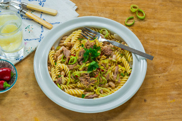 Pasta with tuna, white beans and leeks