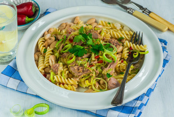 Pasta with tuna, white beans and leeks