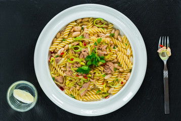 Pasta with tuna, white beans and leeks