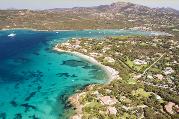 Fototapeta na wymiar Vista aerea della spiaggia di San Teodoro in Sardegna. Il mare la costa e le spiagge più belle