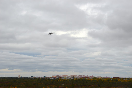 Вертолет над тундрой на Севере России