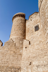 Fototapeta na wymiar Muros y torres del Castillo de Belmonte en Cuenca