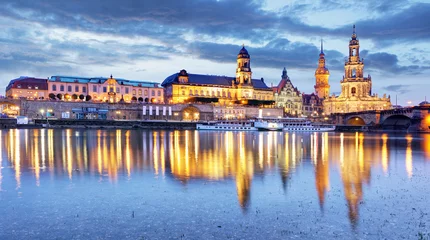 Deurstickers Dresden. Duitsland, tijdens twilight blue hour met weerspiegeling van de stad in de rivier de Elbe. © TTstudio