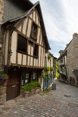 Rue pavée et façades à colombage breton
