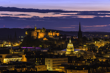 Obraz premium Edinburgh castle and beautiful historical architecture in sunset