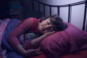 Obraz na płótnie Canvas Little girl sleeping with a teddy bear