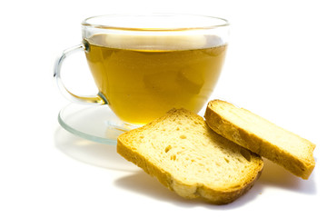 Tee mit Zwieback isoliert freigestellt auf weißen Hintergrund, Freisteller