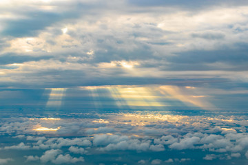 Fototapeta na wymiar 雲に伸びる天使の梯子　クラウド