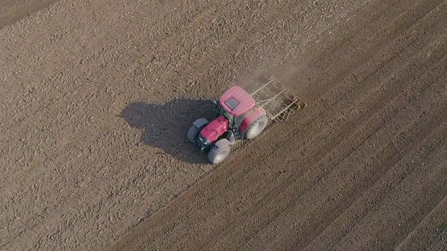 Traktor im Einsatz auf dem Feld