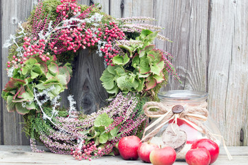 Dekoration für den Herbst mit selbstgemachten Herbstkranz -Windlicht und roten Äpfeln rustikal...