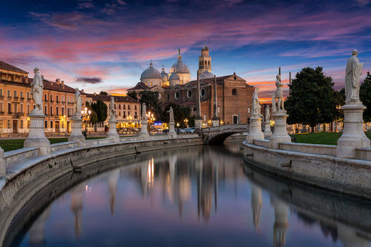 Fototapeta Kanal am Prato della Valle Platz bei Sonnenuntergang in Padova, Italien