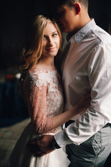 beautiful bride and groom in soft daylights, loft style foto