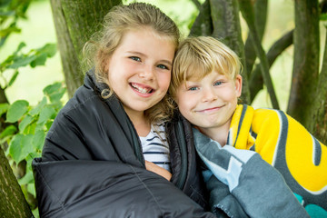 Bruder und Schwester zusammen