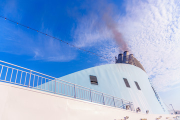 cruise ship pollutes the atmosphere