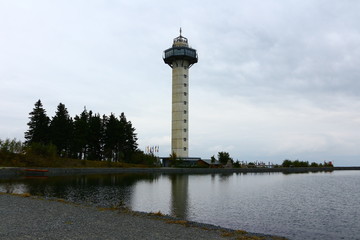 Der Hochheideturm auf dem Ettelsberg in Willingen. Im Vordergrund ein künstlich angelegter See.
