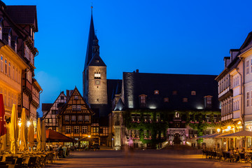 Obraz premium Welterbestadt Quedlinburg historischer Marktplatz bei Nacht
