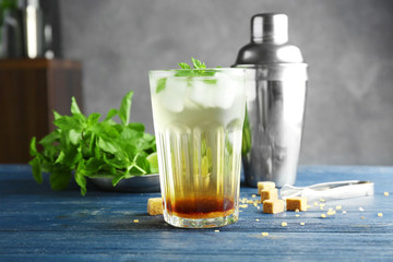 Glass with mint julep on wooden table - obrazy, fototapety, plakaty