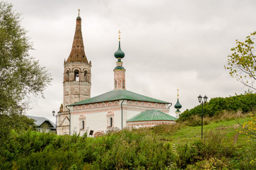Fototapeta na wymiar The Orthodox Church and bell tower in Suzdal