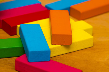 Obraz premium Scattered heap of toy colored wooden bricks