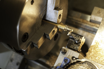 Drehmaschine Nahaufnahme, Gewinde schneiden, Metallspänen