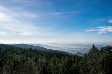 Naklejka na ściany i meble Blcik vom Gipfel eines Berges ins Tal im Bayerischen Wald
