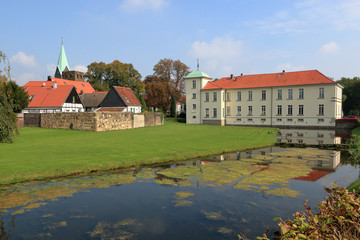 Wassergraben am Schloss Herten mit Fachwerk Ensemble