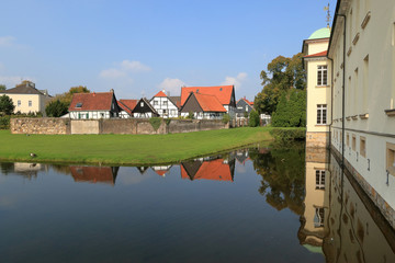 Fototapeta na wymiar Wassergraben am Schloss Herten mit Fachwerk Ensemble