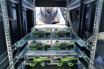 IT Engineer installs JBOD to rack in datacenter