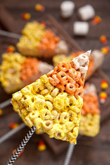 Crispy oat rings with marshmallows