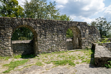 Fototapeta na wymiar Torbogen auf einer alten Burg im bayerischen wald
