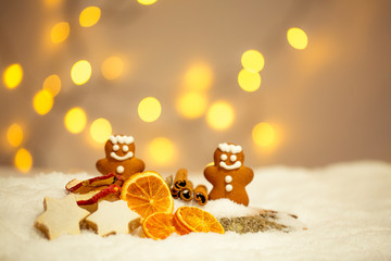 Lebkuchen und Zimsterne im Advent weihnachtlich dekoriert