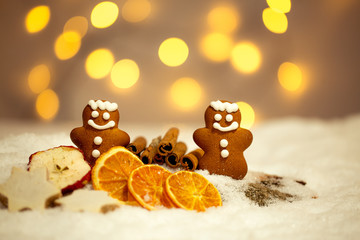 Lebkuchen und weihnachtliche Gewürze vor Lichtern im Advent