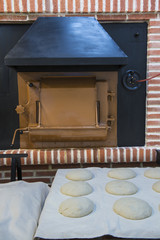 Horno tradicional de leña para hacer pan de masa madre para una comida saludable