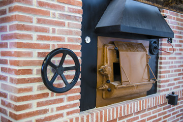 Horno tradicional de leña para hacer pan de masa madre para una comida saludable