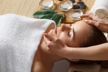 Obraz na płótnie Canvas Masseur doing massage the head of woman in the spa salon