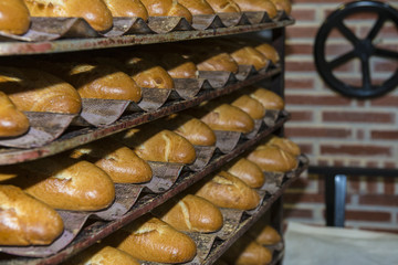 Baguettes recién cocidas en un horno tradicional de panadería.