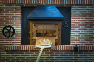 Horno tradicional de ladrillo para hacer pan de masa madre para una comida saludable