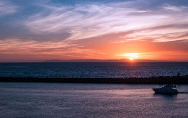 Fototapeta premium catalina island sunset from newport beach harbor jetty