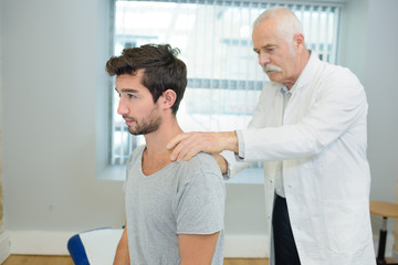 Obraz premium young patient visiting a physiotherapist