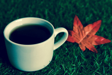 コーヒーと人工の落ち葉