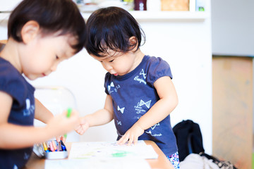 屋内で遊ぶかわいい子供